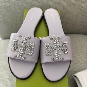 New Tory Burch Everly Embellished Crystal Logo Flat Slide Sandal Lilac Field